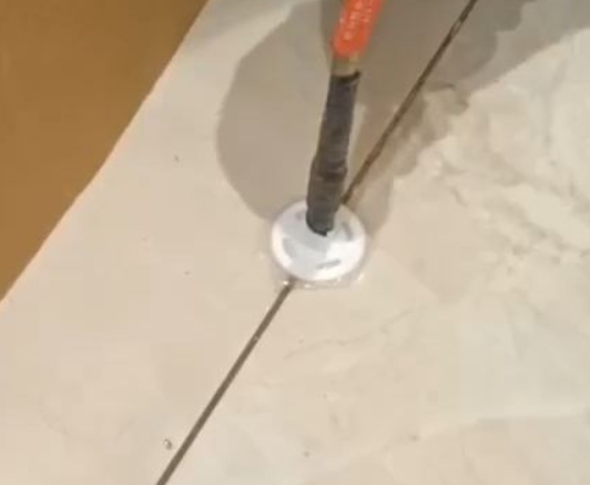 钟祥瓷砖空鼓维修公司专业解答瓷砖在铺贴过程中，如果没有涂抹均匀到位的粘结材料（如水泥砂浆或瓷砖胶），可能会导致以下问题